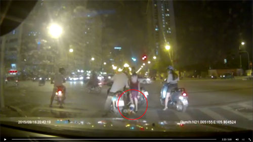 Camera hành trịnh ghi cảnh bé ngã xuống đường vì ngồi trước xe máy