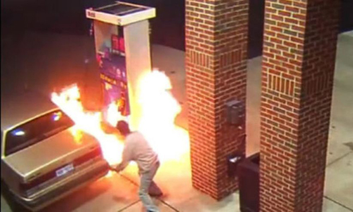Camera an ninh ghi hình người đàn ông đốt nhện làm cháy cây xăng