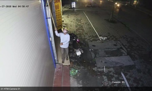 Hà Nội: Cầm que đi khều trộm camera an ninh, thanh niên bị chủ nhà đăng clip lên MXH dằn mặt