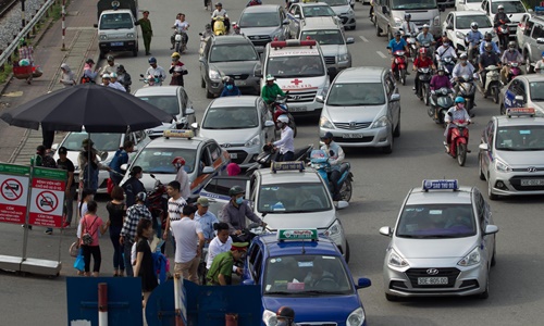 Đề xuất lắp camera phạt nguội để xử lí tình trạng taxi đỗ trước cửa Bệnh viện Bạch Mai