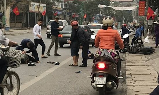 Chở bạn gái đánh võng,