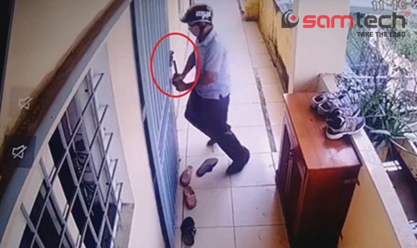 Camera giám sát ghi lại cảnh tên trộm vờ bấm chuông, bẻ khóa trộm đồ