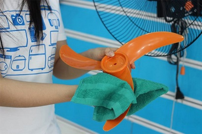 Cách vệ sinh quạt đứng, quạt treo tường sạch bóng siêu đơn giản
