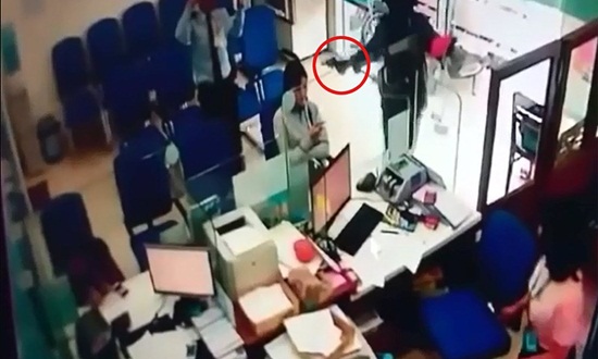 Camera ghi lại diễn biến vụ cướp ngân hàng táo tợn ở Tiền Giang