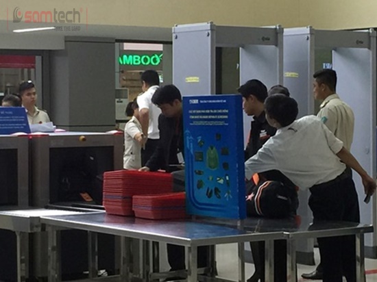 Nhân viên trộm đồ ở sân bay, bị camera an ninh ghi hình