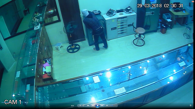 Camera ghi hình tên trộm đột nhập tiệm vàng ở thị trấn phố núi