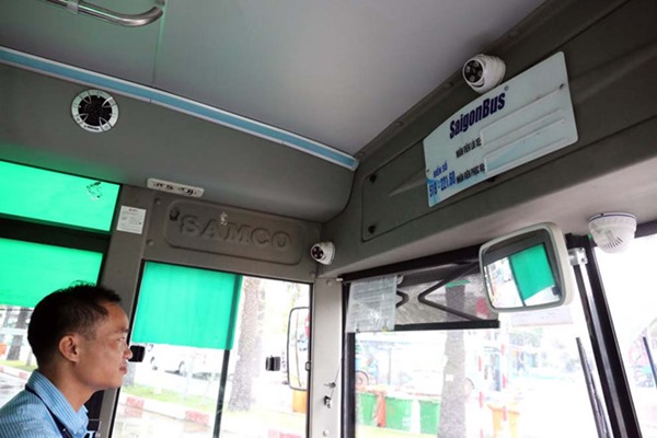 hình ảnh 1 người đàn ông đang ngồi