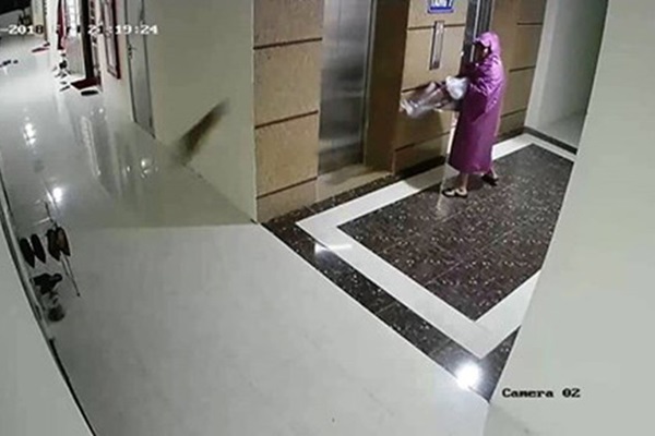 hình ảnh người đang lén lút ở thang máy
