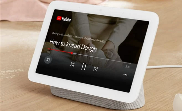 Chia sẻ với anh em chút kinh nghiệm của mình khi sử dụng nhà thông minh bằng hệ sinh thái Google Home. Hiện tại mình cũng chọn Google Home làm giải pháp chính cho nhà mình vì nó đơn giản, phần cứng phong phú, nhiều hãng làm đồ điện tử, và quan trọng là có Google Assistant rất ngon. Thiết bị không xuất hiện trong Google Home thì làm sao? Có 2 nguyên nhân cho việc này: 1. Thiết bị của bạn chưa được đồng bộ, ví dụ bạn đã add cái đèn Yeelight của mình bên app Xiaomi nhưng trong app Google Home chưa hiện, hoặc add đèn Philips rồi mà Google chưa tìm thấy đèn. Lúc đó bạn có thể làm 1 trong 2 cách sau: Vô app Google Home, kéo từ trên xuống để nó cập nhật lại danh sách thiết bị Nói chuyện với Google Assistant, bằng loa của bạn, bằng app trên iOS, Android gì cũng được, với câu lệnh "Sync my devices". 2. Thiết bị của bạn không được hỗ trợ từ đầu. Việc này dễ phát hiện nhất với các món đồ được add qua cục hồng ngoại Broadlink RM Mini 3. Từ Broadlink, bạn chỉ liên kết được máy lạnh và TV sang Google Home thôi, quạt thì không được. Lúc đó bạn cần setup quạt của mình như là một cái máy lạnh thì bên Google sẽ nhận thấy. Dạo này Google Home Mini không còn nhận được tiếng Việt? Một sáng đẹp trời thức dậy thì con Google Assistant trên mớ loa Google Home, Google Nest của mình không còn hiểu được tiếng Việt nữa, trong khi trên điện thoại thì vẫn nói chuyện tiếng Việt bình thường. Bẵng đi một thời gian, mình vô tình nhớ tới cách đổi ngôn ngữ để khắc phục lỗi này, đã thử và đã thành công. Cách làm đó là bạn cần chuyển ngôn ngữ của các loa Google sang English (UK). Các bước thực hiện: Mở ứng dụng Google Home Bấm vào biểu tượng bánh răng (Cài đặt) ở giao diện chính của app > Tùy chọn cài đặt khác (nó nằm gần dưới cùng) Trong màn hình mới, chọn tab "Trợ lý" > Ngôn ngữ Bấm vào dòng English (United State), chuyển sang English (United Kingdom) Nhấn back ra ngoài, thử nói lại tiếng Việt là sẽ thành công. Trước đây một số anh em chỉ dùng tiếng Na Uy cũng nhận được tiếng Việt nhưng như vậy các màn hình thông minh, ví dụ như chiếc Google Nest Hub, sẽ chuyển giao diện sang tiếng Na Uy khó chịu lắm. Anh em thử cách mình hướng dẫn xem sao nhé. Nên xem: 8 tính năng rất hay của Google Home mà bạn nên dùng Màn hình thông minh - vui đấy, nên mua Google Nest Hub, nhỏ nhỏ xinh xinh với màn hình 7" mà vẫn có đủ màn hình ổn, có loa hay, và quan trọng là tích hợp Google Assistant với microphone cực nhạy. Con này giá cũng không quá cao, tầm 2 triệu, nhưng lâu lâu hay được giảm giá nên anh em cứ săn hàng trên Shopee nhé. Màn hình này ngoài việc có thể cho bạn xem hình ảnh lấy từ Google Photos còn có thể dùng để điều khiển smarthome nữa. Nó có giao diện cảm ứng để làm chuyện đó. Hoặc bạn ra lệnh giọng nói cũng được. Nhớ mua loại smart display nào mà có Google Assistant nhé, chứ không thì uổng lắm. Đừng giới hạn suy nghĩ của bạn ở các đồ smarthome Google Home Đồ smarthome có những thứ không nhất thiết phải link vào Google, ví dụ như ổ khóa hay tủ lạnh hay lò vi sóng chẳng hạn. Miễn là nó tiện, nó hay thì bạn cứ mua. Ví dụ nhà mình đang dùng ổ khóa OJJ Xiaomi X1 không liên kết được với Google Home, nhưng mình không cần tới nó vì bản thân ổ khóa này đã quá tiện lợi, chạm phát là vân tay nhận, vô trong nhà. Gửi thông báo khi có người vào nhà thì đã có app Xiaomi lo rồi, không cần phải qua Google làm gì.