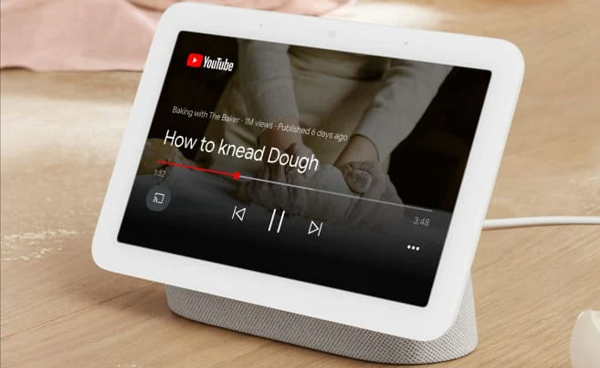 Chia sẻ với anh em chút kinh nghiệm của mình khi sử dụng nhà thông minh bằng hệ sinh thái Google Home. Hiện tại mình cũng chọn Google Home làm giải pháp chính cho nhà mình vì nó đơn giản, phần cứng phong phú, nhiều hãng làm đồ điện tử, và quan trọng là có Google Assistant rất ngon.  Thiết bị không xuất hiện trong Google Home thì làm sao?   Có 2 nguyên nhân cho việc này:  1. Thiết bị của bạn chưa được đồng bộ, ví dụ bạn đã add cái đèn Yeelight của mình bên app Xiaomi nhưng trong app Google Home chưa hiện, hoặc add đèn Philips rồi mà Google chưa tìm thấy đèn.  Lúc đó bạn có thể làm 1 trong 2 cách sau: Vô app Google Home, kéo từ trên xuống để nó cập nhật lại danh sách thiết bị Nói chuyện với Google Assistant, bằng loa của bạn, bằng app trên iOS, Android gì cũng được, với câu lệnh "Sync my devices". 2. Thiết bị của bạn không được hỗ trợ từ đầu. Việc này dễ phát hiện nhất với các món đồ được add qua cục hồng ngoại Broadlink RM Mini 3. Từ Broadlink, bạn chỉ liên kết được máy lạnh và TV sang Google Home thôi, quạt thì không được. Lúc đó bạn cần setup quạt của mình như là một cái máy lạnh thì bên Google sẽ nhận thấy.    Dạo này Google Home Mini không còn nhận được tiếng Việt? Một sáng đẹp trời thức dậy thì con Google Assistant trên mớ loa Google Home, Google Nest của mình không còn hiểu được tiếng Việt nữa, trong khi trên điện thoại thì vẫn nói chuyện tiếng Việt bình thường. Bẵng đi một thời gian, mình vô tình nhớ tới cách đổi ngôn ngữ để khắc phục lỗi này, đã thử và đã thành công. Cách làm đó là bạn cần chuyển ngôn ngữ của các loa Google sang English (UK).  Các bước thực hiện: Mở ứng dụng Google Home Bấm vào biểu tượng bánh răng (Cài đặt) ở giao diện chính của app > Tùy chọn cài đặt khác (nó nằm gần dưới cùng) Trong màn hình mới, chọn tab "Trợ lý" > Ngôn ngữ Bấm vào dòng English (United State), chuyển sang English (United Kingdom) Nhấn back ra ngoài, thử nói lại tiếng Việt là sẽ thành công. Trước đây một số anh em chỉ dùng tiếng Na Uy cũng nhận được tiếng Việt nhưng như vậy các màn hình thông minh, ví dụ như chiếc Google Nest Hub, sẽ chuyển giao diện sang tiếng Na Uy khó chịu lắm. Anh em thử cách mình hướng dẫn xem sao nhé.  Nên xem: 8 tính năng rất hay của Google Home mà bạn nên dùng  Màn hình thông minh - vui đấy, nên mua   Google Nest Hub, nhỏ nhỏ xinh xinh với màn hình 7" mà vẫn có đủ màn hình ổn, có loa hay, và quan trọng là tích hợp Google Assistant với microphone cực nhạy. Con này giá cũng không quá cao, tầm 2 triệu, nhưng lâu lâu hay được giảm giá nên anh em cứ săn hàng trên Shopee nhé.   Màn hình này ngoài việc có thể cho bạn xem hình ảnh lấy từ Google Photos còn có thể dùng để điều khiển smarthome nữa. Nó có giao diện cảm ứng để làm chuyện đó. Hoặc bạn ra lệnh giọng nói cũng được.  Nhớ mua loại smart display nào mà có Google Assistant nhé, chứ không thì uổng lắm.  Đừng giới hạn suy nghĩ của bạn ở các đồ smarthome Google Home   Đồ smarthome có những thứ không nhất thiết phải link vào Google, ví dụ như ổ khóa hay tủ lạnh hay lò vi sóng chẳng hạn. Miễn là nó tiện, nó hay thì bạn cứ mua. Ví dụ nhà mình đang dùng ổ khóa OJJ Xiaomi X1 không liên kết được với Google Home, nhưng mình không cần tới nó vì bản thân ổ khóa này đã quá tiện lợi, chạm phát là vân tay nhận, vô trong nhà. Gửi thông báo khi có người vào nhà thì đã có app Xiaomi lo rồi, không cần phải qua Google làm gì.