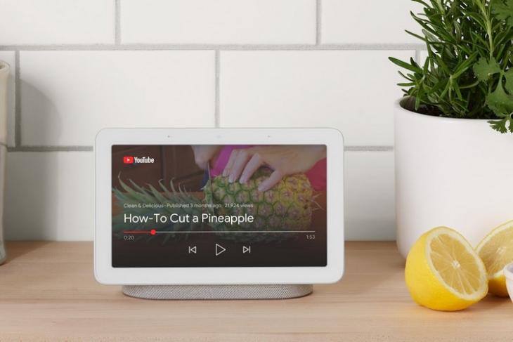 Chia sẻ với anh em chút kinh nghiệm của mình khi sử dụng nhà thông minh bằng hệ sinh thái Google Home. Hiện tại mình cũng chọn Google Home làm giải pháp chính cho nhà mình vì nó đơn giản, phần cứng phong phú, nhiều hãng làm đồ điện tử, và quan trọng là có Google Assistant rất ngon.  Thiết bị không xuất hiện trong Google Home thì làm sao?   Có 2 nguyên nhân cho việc này:  1. Thiết bị của bạn chưa được đồng bộ, ví dụ bạn đã add cái đèn Yeelight của mình bên app Xiaomi nhưng trong app Google Home chưa hiện, hoặc add đèn Philips rồi mà Google chưa tìm thấy đèn.  Lúc đó bạn có thể làm 1 trong 2 cách sau: Vô app Google Home, kéo từ trên xuống để nó cập nhật lại danh sách thiết bị Nói chuyện với Google Assistant, bằng loa của bạn, bằng app trên iOS, Android gì cũng được, với câu lệnh "Sync my devices". 2. Thiết bị của bạn không được hỗ trợ từ đầu. Việc này dễ phát hiện nhất với các món đồ được add qua cục hồng ngoại Broadlink RM Mini 3. Từ Broadlink, bạn chỉ liên kết được máy lạnh và TV sang Google Home thôi, quạt thì không được. Lúc đó bạn cần setup quạt của mình như là một cái máy lạnh thì bên Google sẽ nhận thấy.    Dạo này Google Home Mini không còn nhận được tiếng Việt? Một sáng đẹp trời thức dậy thì con Google Assistant trên mớ loa Google Home, Google Nest của mình không còn hiểu được tiếng Việt nữa, trong khi trên điện thoại thì vẫn nói chuyện tiếng Việt bình thường. Bẵng đi một thời gian, mình vô tình nhớ tới cách đổi ngôn ngữ để khắc phục lỗi này, đã thử và đã thành công. Cách làm đó là bạn cần chuyển ngôn ngữ của các loa Google sang English (UK).  Các bước thực hiện: Mở ứng dụng Google Home Bấm vào biểu tượng bánh răng (Cài đặt) ở giao diện chính của app > Tùy chọn cài đặt khác (nó nằm gần dưới cùng) Trong màn hình mới, chọn tab "Trợ lý" > Ngôn ngữ Bấm vào dòng English (United State), chuyển sang English (United Kingdom) Nhấn back ra ngoài, thử nói lại tiếng Việt là sẽ thành công. Trước đây một số anh em chỉ dùng tiếng Na Uy cũng nhận được tiếng Việt nhưng như vậy các màn hình thông minh, ví dụ như chiếc Google Nest Hub, sẽ chuyển giao diện sang tiếng Na Uy khó chịu lắm. Anh em thử cách mình hướng dẫn xem sao nhé.  Nên xem: 8 tính năng rất hay của Google Home mà bạn nên dùng  Màn hình thông minh - vui đấy, nên mua   Google Nest Hub, nhỏ nhỏ xinh xinh với màn hình 7" mà vẫn có đủ màn hình ổn, có loa hay, và quan trọng là tích hợp Google Assistant với microphone cực nhạy. Con này giá cũng không quá cao, tầm 2 triệu, nhưng lâu lâu hay được giảm giá nên anh em cứ săn hàng trên Shopee nhé.   Màn hình này ngoài việc có thể cho bạn xem hình ảnh lấy từ Google Photos còn có thể dùng để điều khiển smarthome nữa. Nó có giao diện cảm ứng để làm chuyện đó. Hoặc bạn ra lệnh giọng nói cũng được.  Nhớ mua loại smart display nào mà có Google Assistant nhé, chứ không thì uổng lắm.  Đừng giới hạn suy nghĩ của bạn ở các đồ smarthome Google Home   Đồ smarthome có những thứ không nhất thiết phải link vào Google, ví dụ như ổ khóa hay tủ lạnh hay lò vi sóng chẳng hạn. Miễn là nó tiện, nó hay thì bạn cứ mua. Ví dụ nhà mình đang dùng ổ khóa OJJ Xiaomi X1 không liên kết được với Google Home, nhưng mình không cần tới nó vì bản thân ổ khóa này đã quá tiện lợi, chạm phát là vân tay nhận, vô trong nhà. Gửi thông báo khi có người vào nhà thì đã có app Xiaomi lo rồi, không cần phải qua Google làm gì.