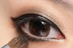 Chọn cách trang điểm ảnh cưới cho cô nàng mắt kính