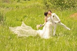Bí quyết giúp cô dâu tiết kiệm chi phí khi mua áo cưới