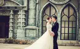 Chụp ảnh cưới ở nhà thờ trở thành trào lưu độc của các đôi