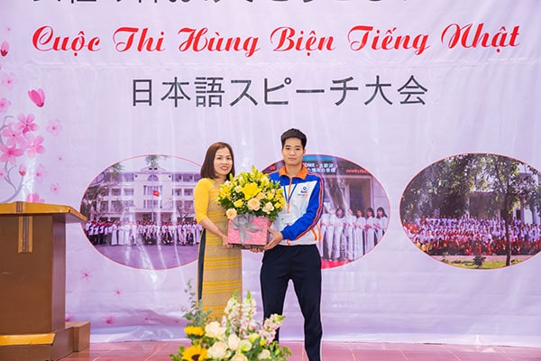 Đại diện học viên nam tặng hoa các cô tại HanoiLink