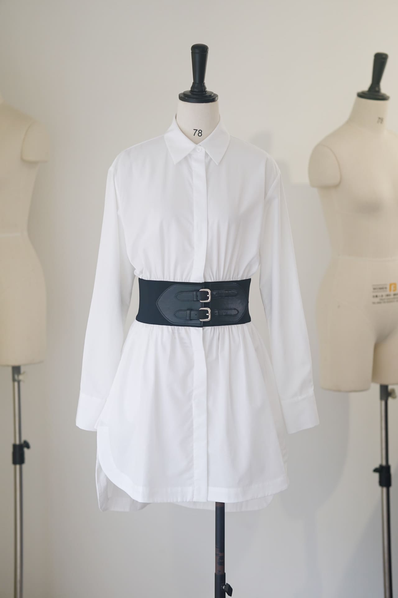 ĐẦM ALAIA WHITE WITH LEATHER BELTS High Classy