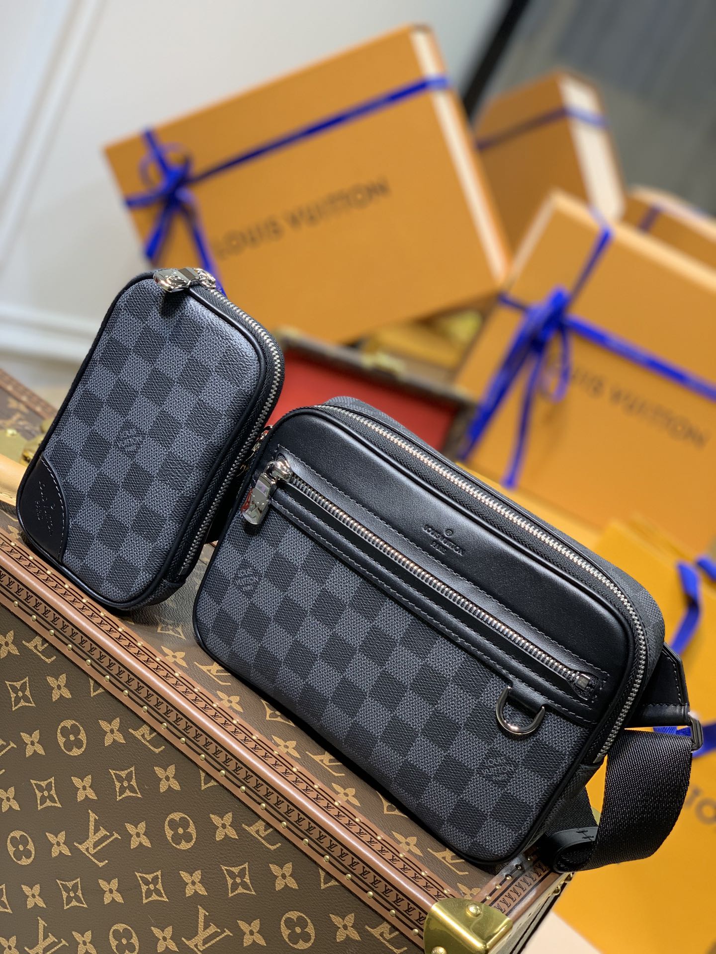 TÚI LOUIS VUITTON Scott Damier Graphite Messenger Bag