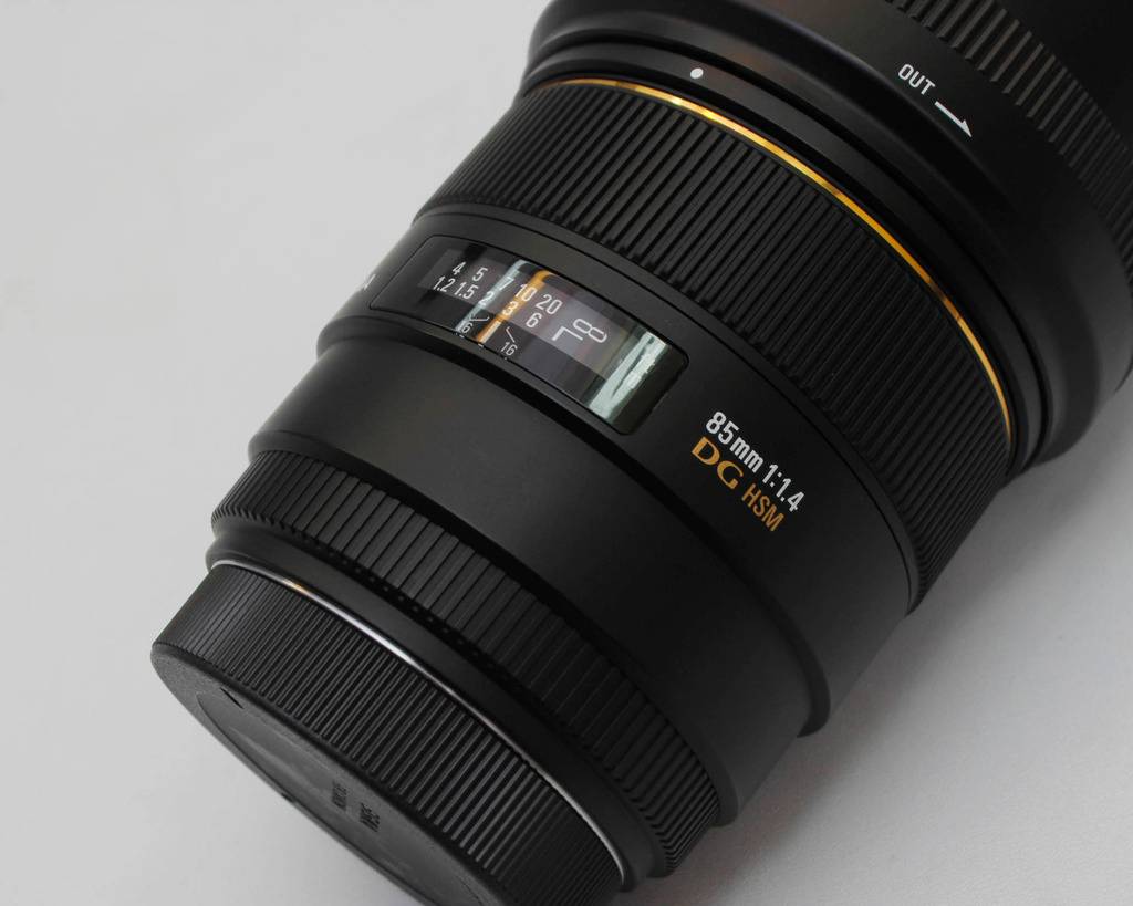 Sigma 85mm f/1.4 EX DG HSM Lens For Canon