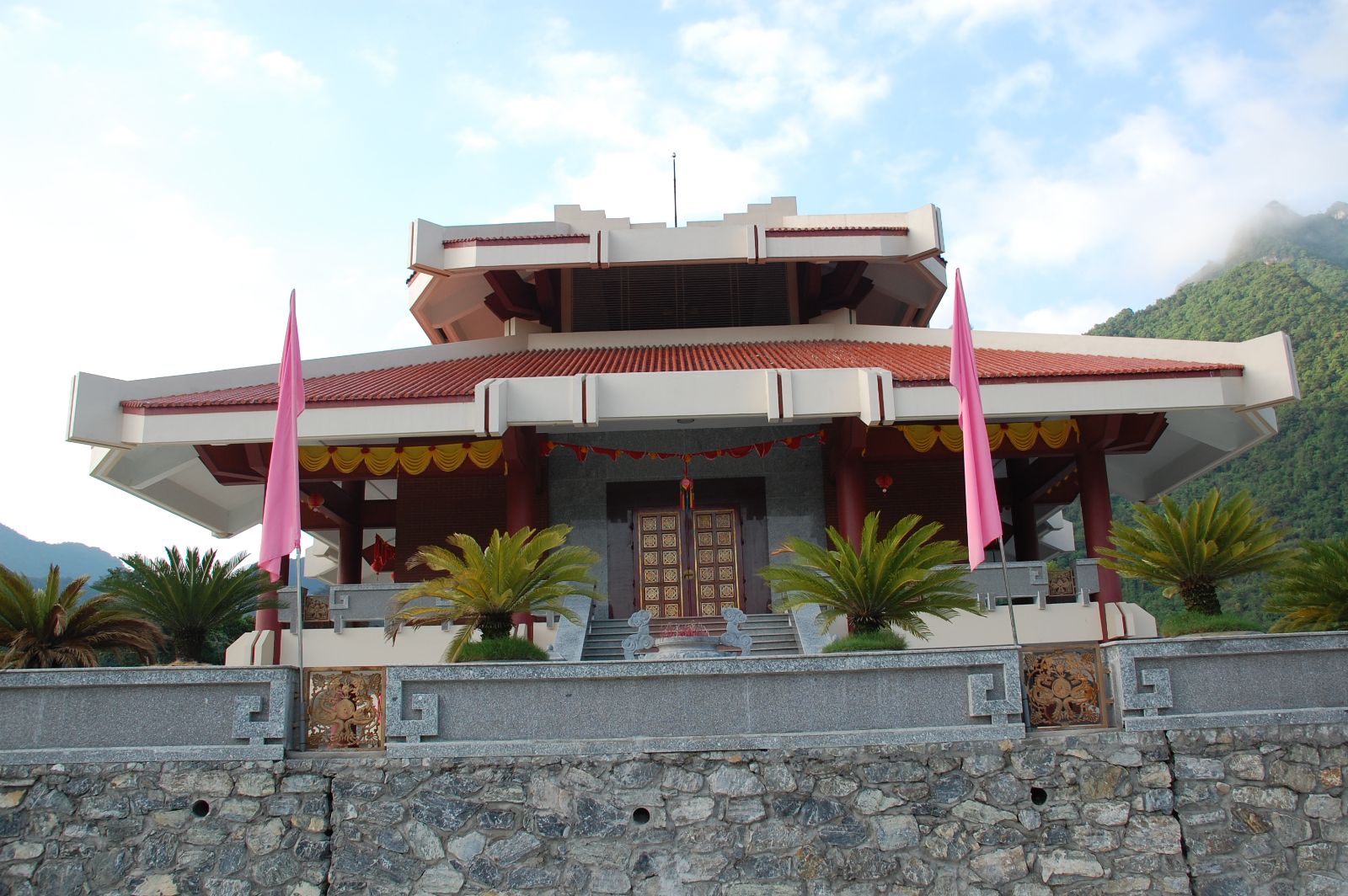 nha-tuong-niem