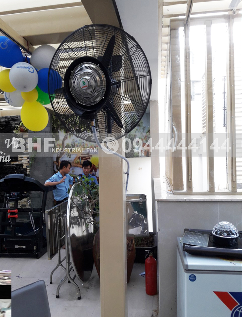 Quạt treo tường phun sương lắp đặt cho nhà hàng, quán ăn
