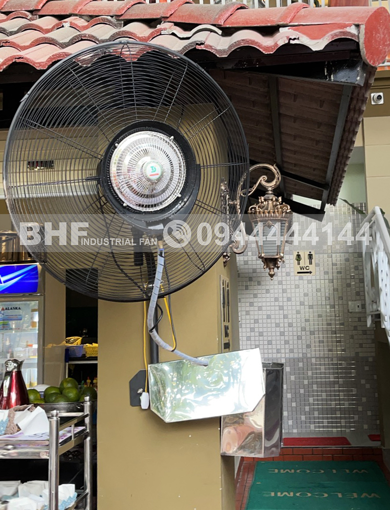 Quạt treo tường phun sương lắp đặt cho quán ăn ngoài trời
