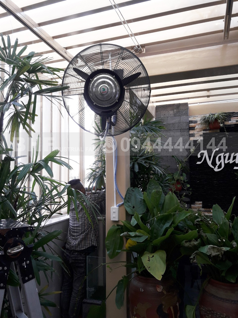 Quạt gắn tường phun sương lắp đặt cho quán cà phê, quán ăn