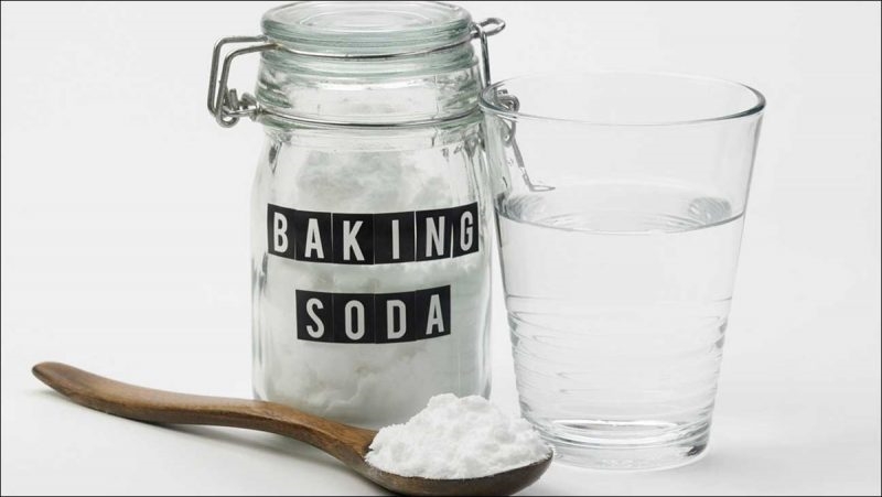 Tẩy giày trắng bị ố vàng sạch bóng với baking soda