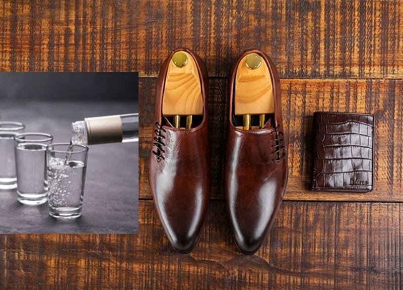 Dùng rượu hoặc cồn để làm mềm giày da mới