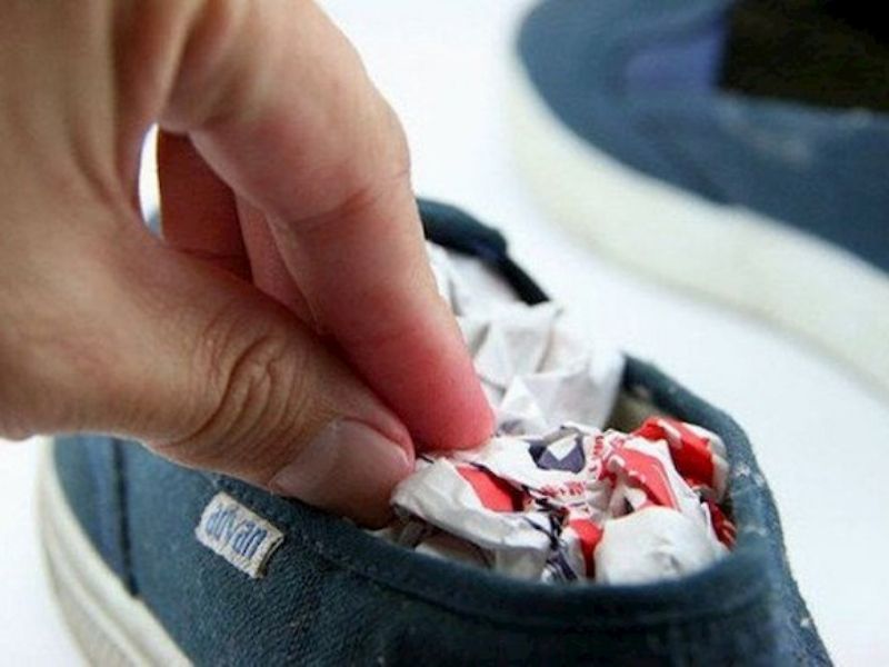 cách làm khô giày nhanh siêu tốc