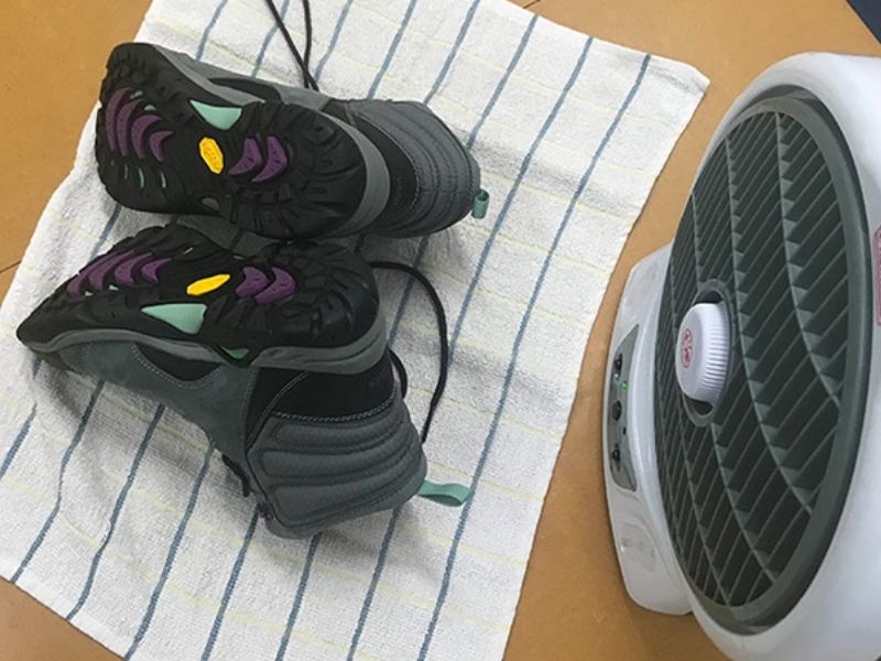 cách làm khô giày nhanh siêu tốc