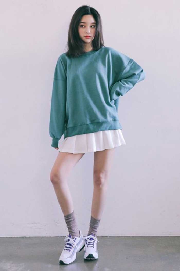 Mix áo hoodie oversize cùng chân váy tạo nên vẻ ngoài ngọt ngào dịu dàng