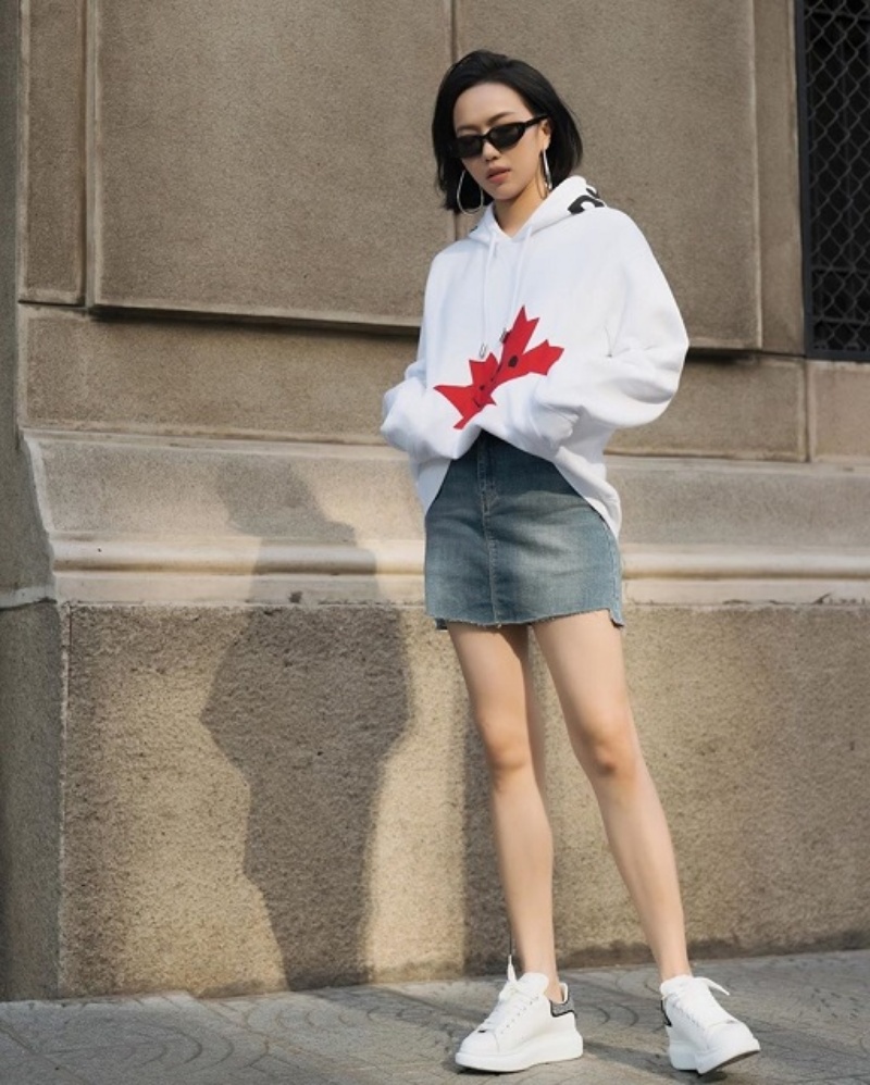 Phối giày Mcqueen nữ với style giấu quần hách dáng