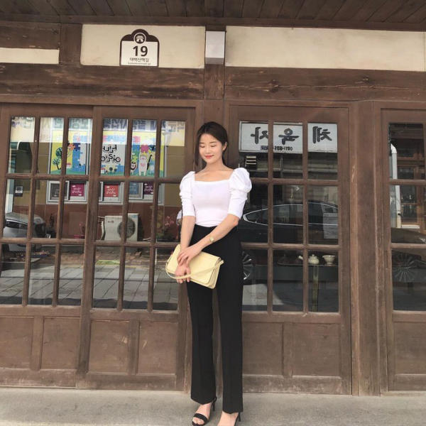 Đơn giản và thanh lịch với cách phối đồ với giày cao gót đế vuông và quần ống xuông