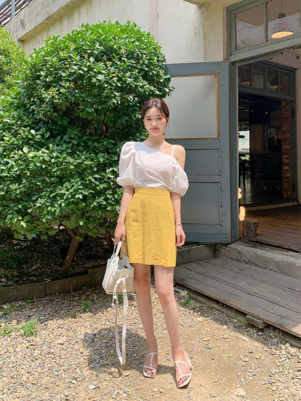 Kết hợp với một chiếc chân váy bút chì