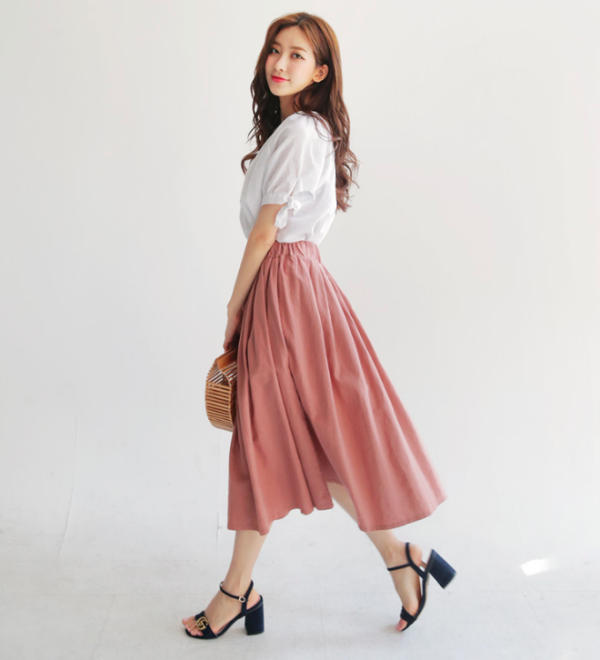 Đầm suông kết hợp với đôi giày cao gót đế vuông