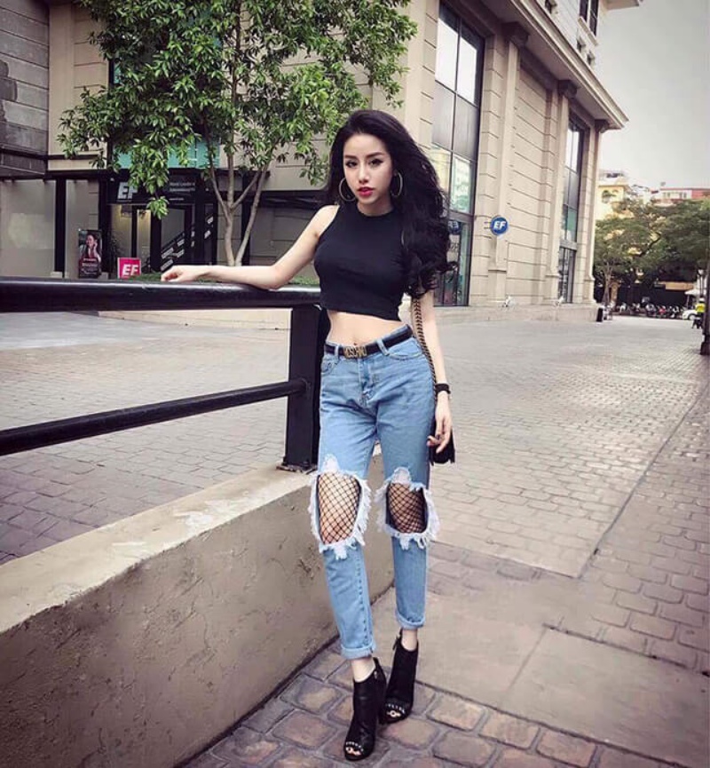 Phối đồ với giày cao cổ nữ sành điệu với quần jean và áo croptop