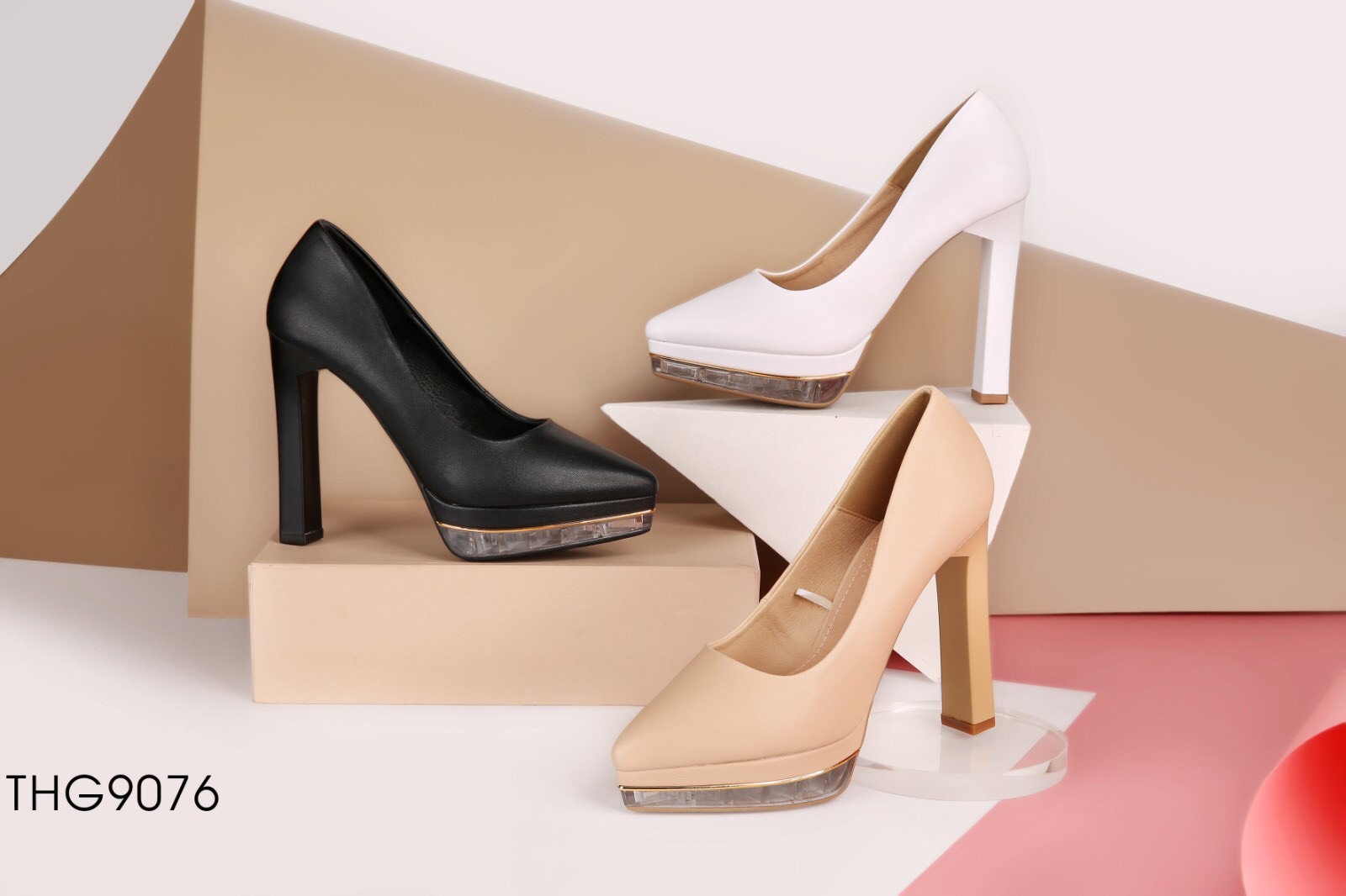 Tránh mua giày có nhiều chi tiết, họa tiết