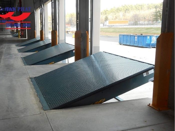 Sàn nâng thủy lực Tân Phát