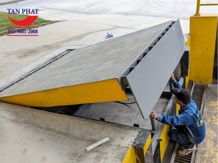 Sàn nâng thủy lực Tân Phát