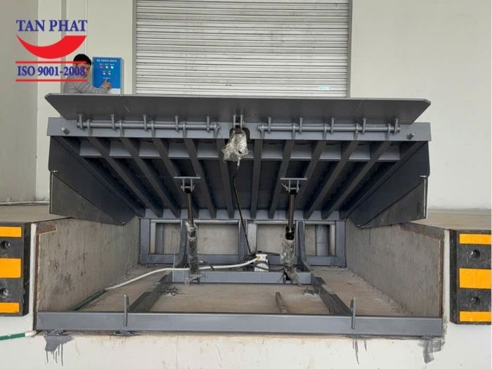 Tân Phát lắp đặt dock leveler 8 tấn Ninh Bình ở KCN Thái Hà