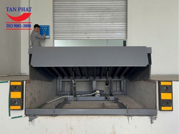 Tân Phát lắp đặt dock leveler 8 tấn Ninh Bình ở KCN Thái Hà