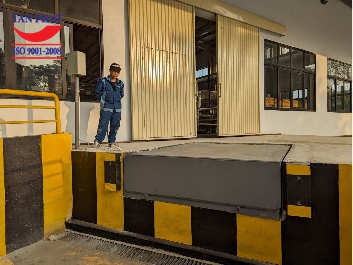 Nhân viên Tân Phát kiểm tra lại sàn dock trước khi bàn giao vs doanh nghiệp