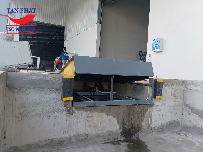 Sàn nâng hạ thủy lực 8 tấn