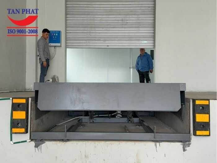 Nhân viên kỹ thuật Tân Phát đang kiểm tra dock leveler