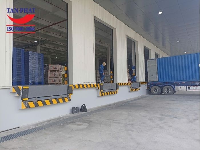 Hydraulic dock leveler - Sàn nâng thủy lực 8 tấn