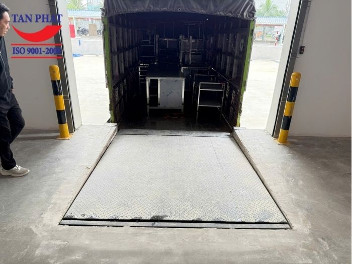Sàn nâng thủy lực 12 tấn hạ xuống để nối với thùng xe