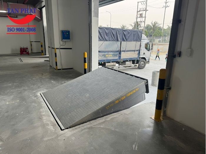 Sàn nâng hạ thủy lực 12 tấn Tân Phát