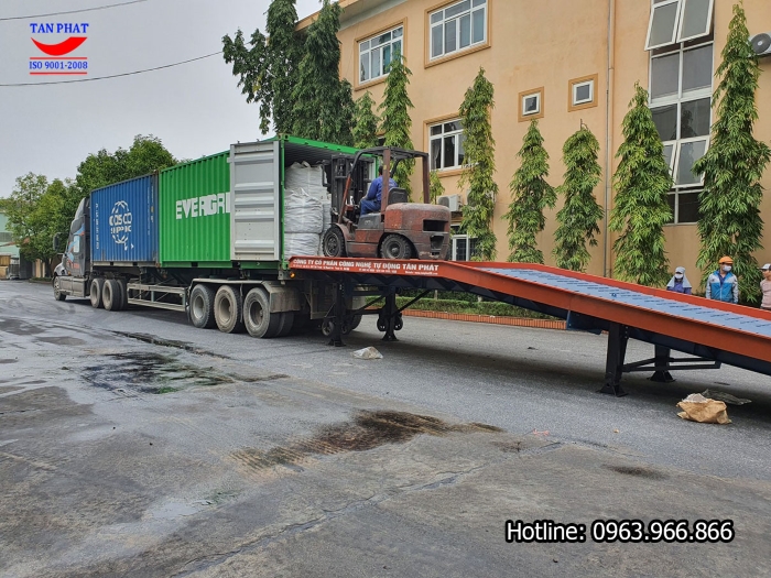 Cầu dẫn xe nâng lên container hỗ trợ đóng rút hàng hóa trên thùng công