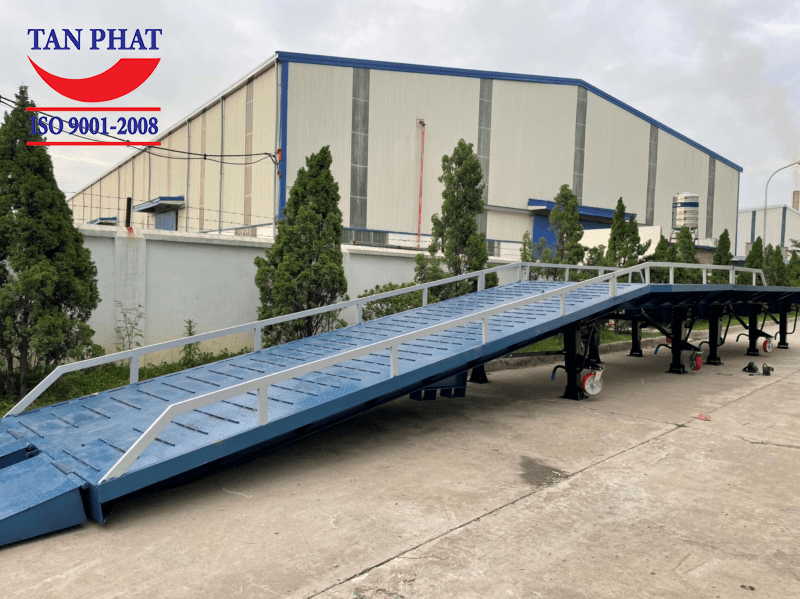 Cầu xe nâng mặt phi gân chống trượt có giá thành hợp lý, phù hợp với hầu hết các doanh nghiệp tại Việt Nam
