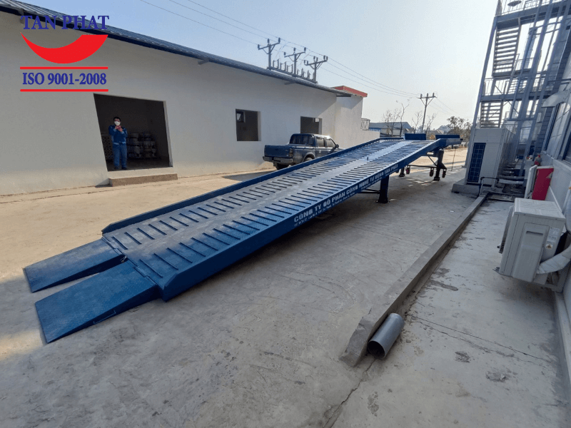 Cầu dẫn xe nâng lên container do Tân Phát sản xuất và cung cấp tới khách hàng
